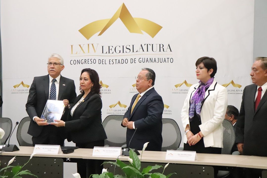 Recibe Poder Legislativo Segundo Informe de Diego Sinhue. Continúa ...
