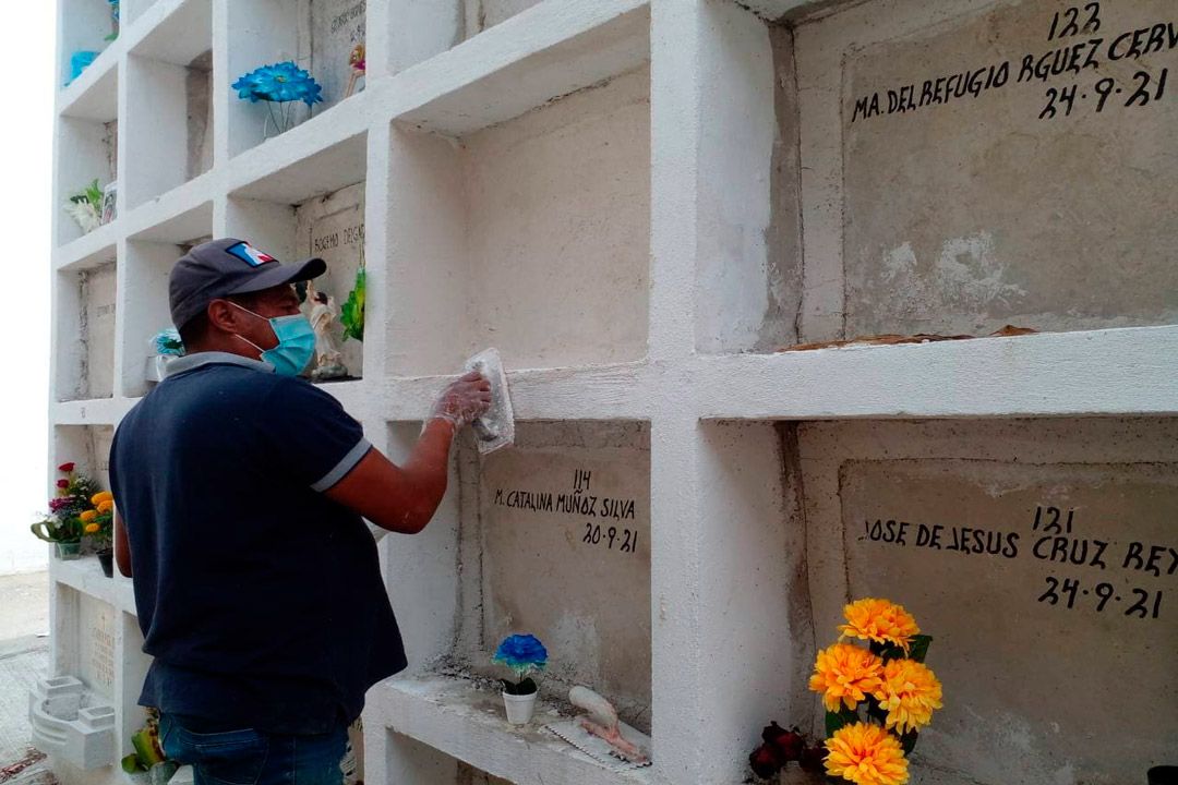 Preparan los panteones para el Día de Muertos - CaracolEnMovimiento
