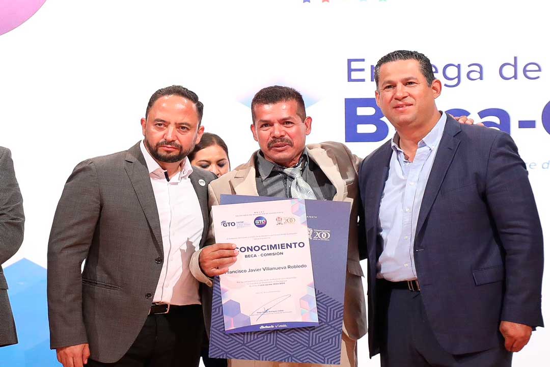 Docentes que realizan estudios de posgrado reciben beca que incluye